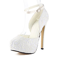 Très belles chaussures de mariée en dentelle talon aiguilles brides